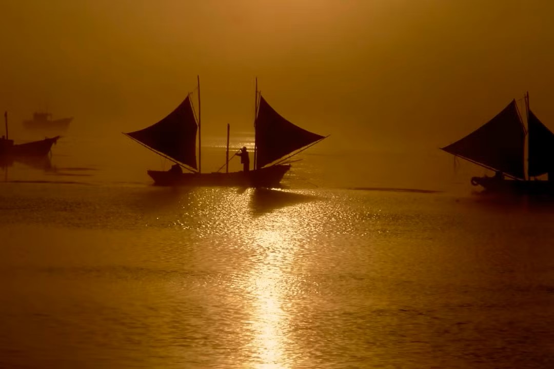 Segelschiffe im Meer gegen die Sonne am abend Bild: Hokkaido Tourismusorganisation